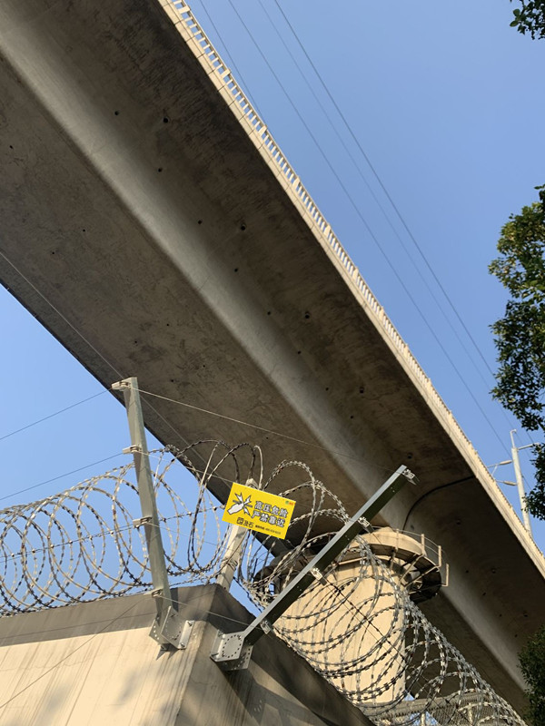 高鐵沿線周界報(bào)警張力式電子圍欄案例